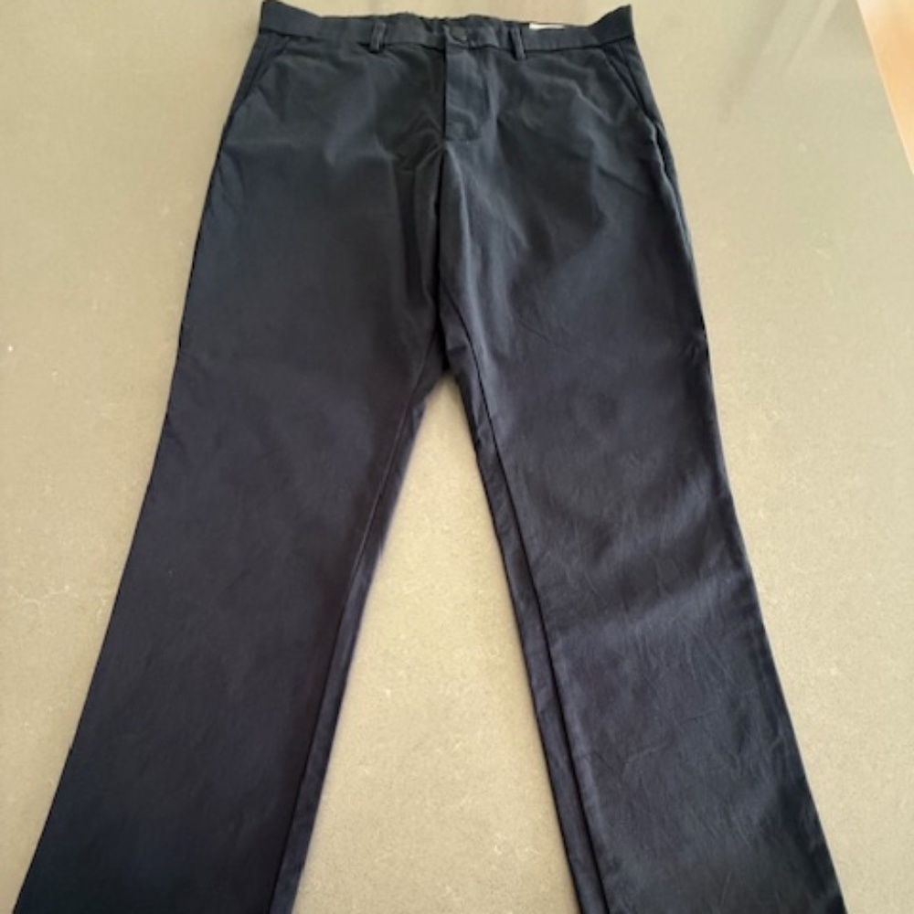 Men Gap 34 x 30 Modern Straight Performance Khakis Chino Navy-Worn 2X EUC